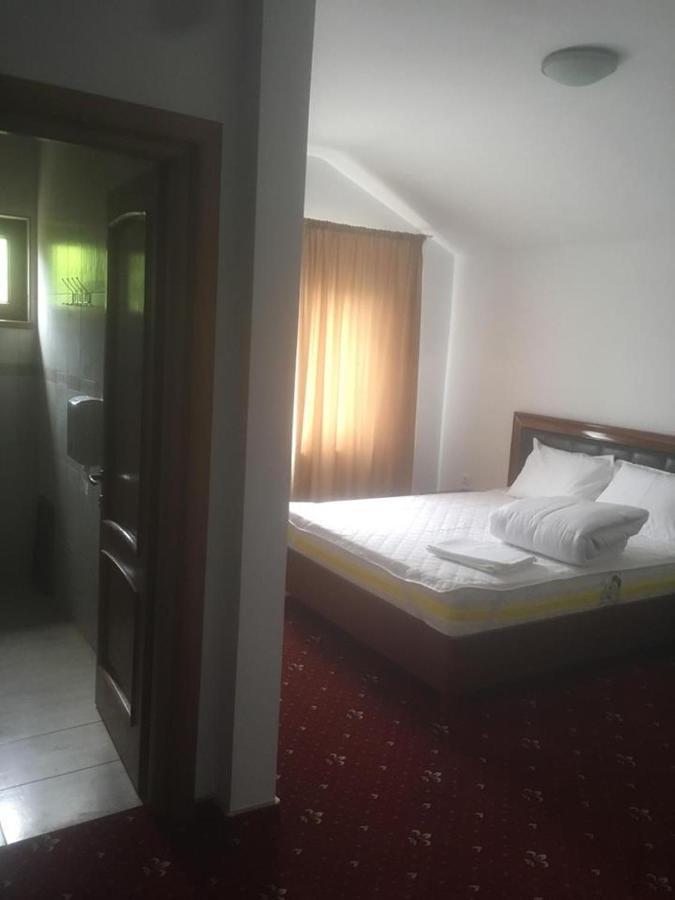 Hotel Ostrov Călimăneşti Exteriör bild