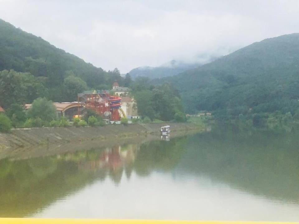 Hotel Ostrov Călimăneşti Exteriör bild