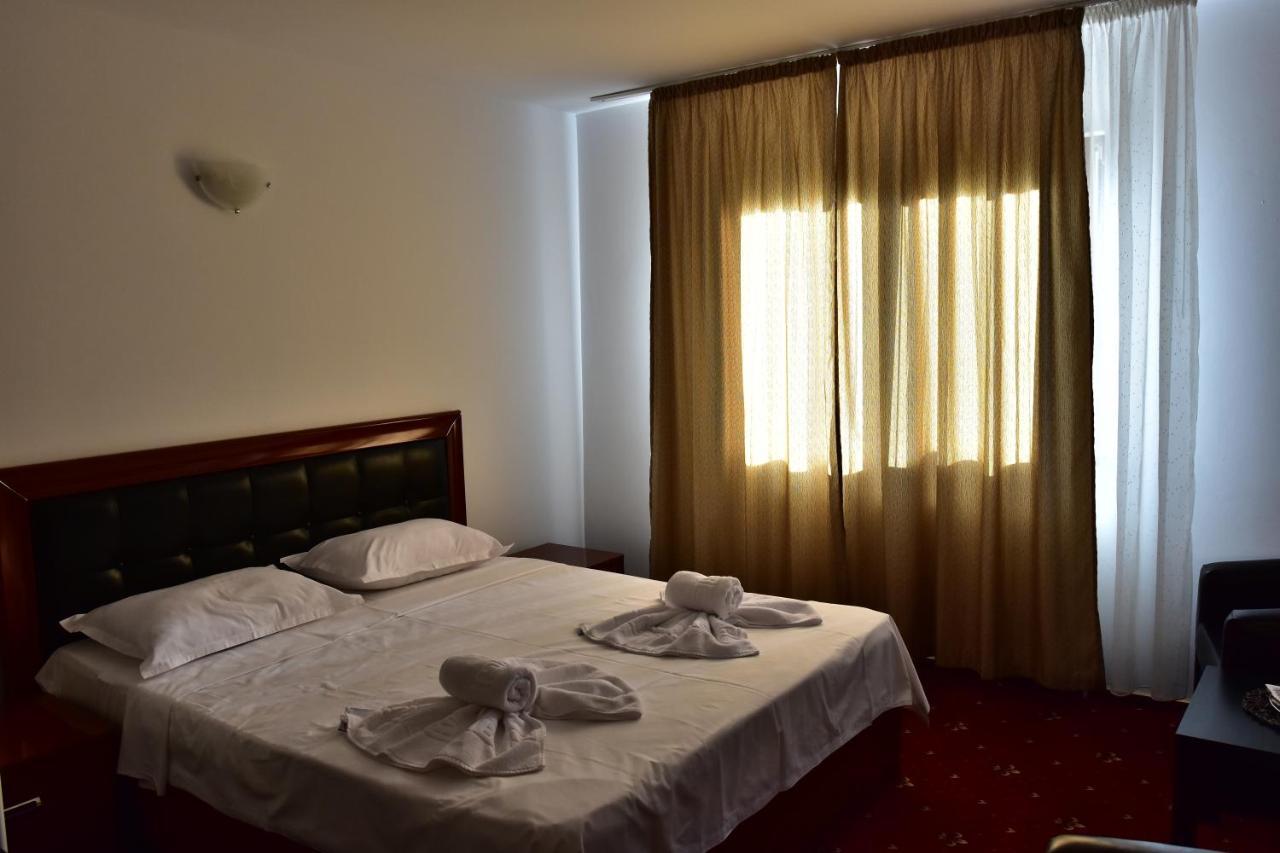 Hotel Ostrov Călimăneşti Exteriör bild