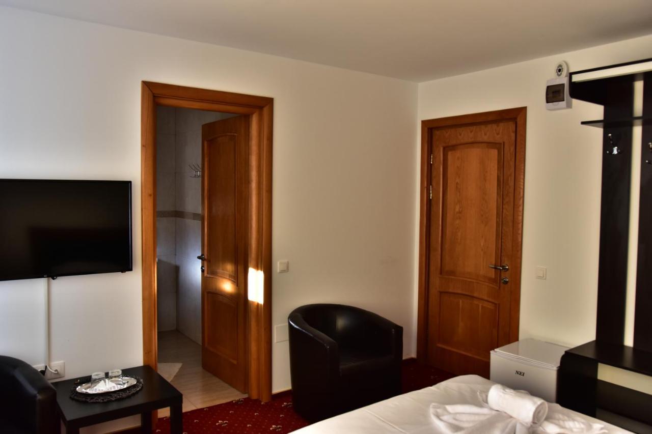 Hotel Ostrov Călimăneşti Exteriör bild