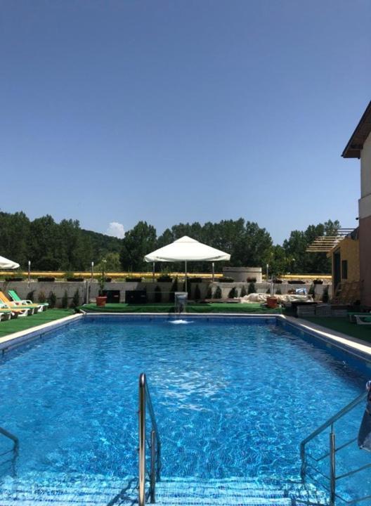 Hotel Ostrov Călimăneşti Exteriör bild