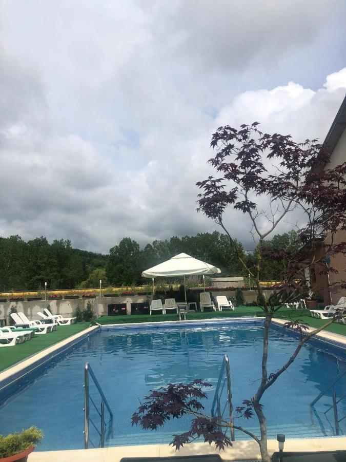 Hotel Ostrov Călimăneşti Exteriör bild