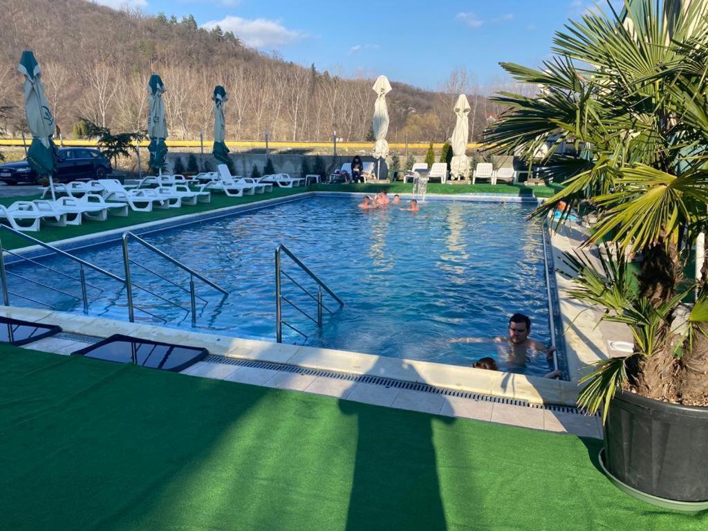 Hotel Ostrov Călimăneşti Exteriör bild