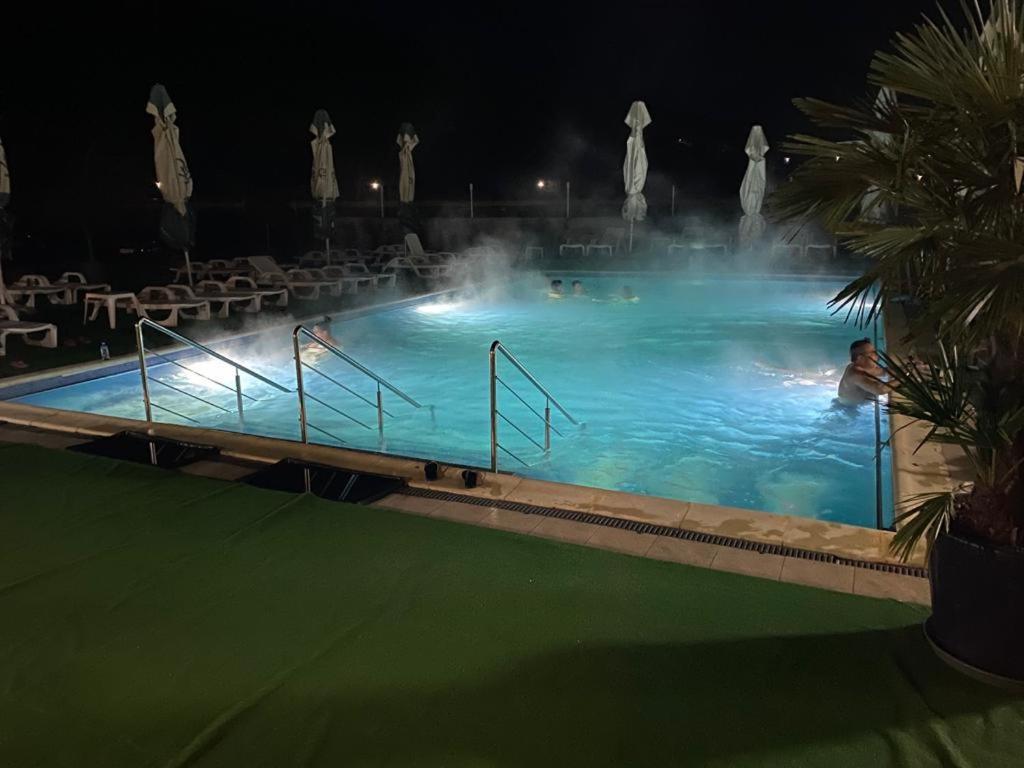 Hotel Ostrov Călimăneşti Exteriör bild